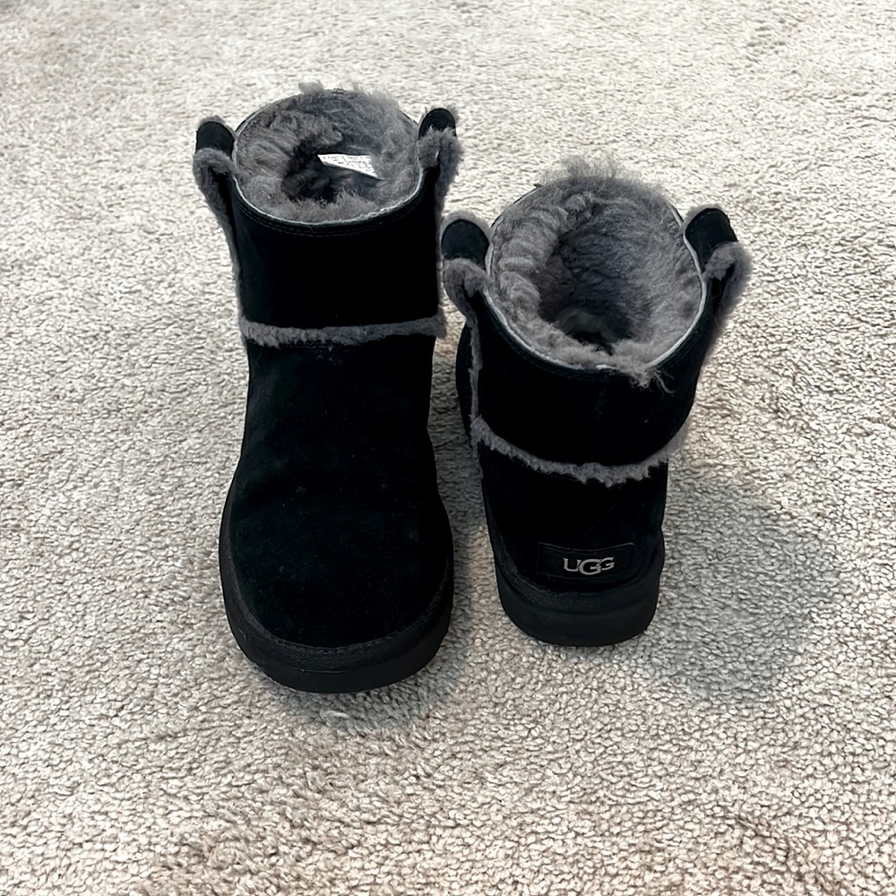 UGG Mini Black Spill Seam Size 6
